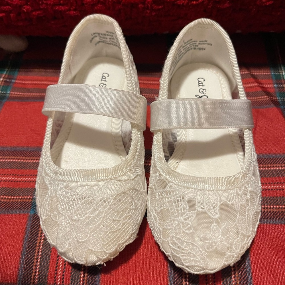 SOLD❌ Cat & Jack Ivory Lace Dress Shoes